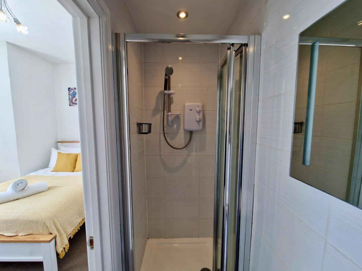 Incredible Private Rooms All With Private Bathrooms In A Fully Serviced House Next To City Centre With Free Parking 考文垂 外观 照片