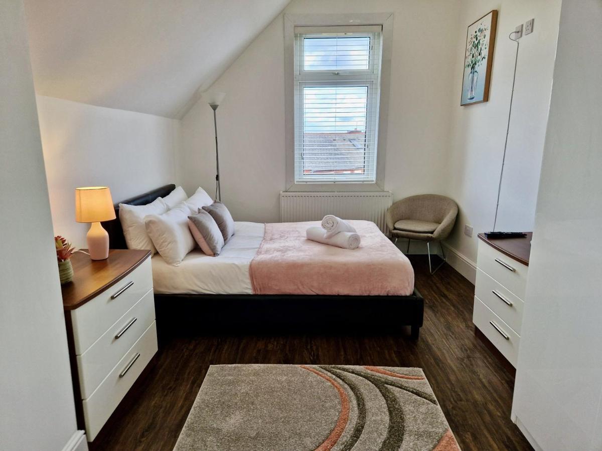 Incredible Private Rooms All With Private Bathrooms In A Fully Serviced House Next To City Centre With Free Parking 考文垂 外观 照片