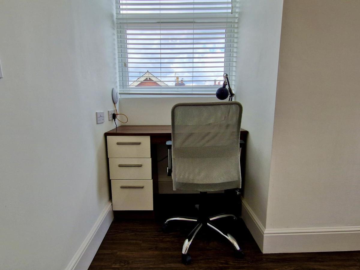 Incredible Private Rooms All With Private Bathrooms In A Fully Serviced House Next To City Centre With Free Parking 考文垂 外观 照片