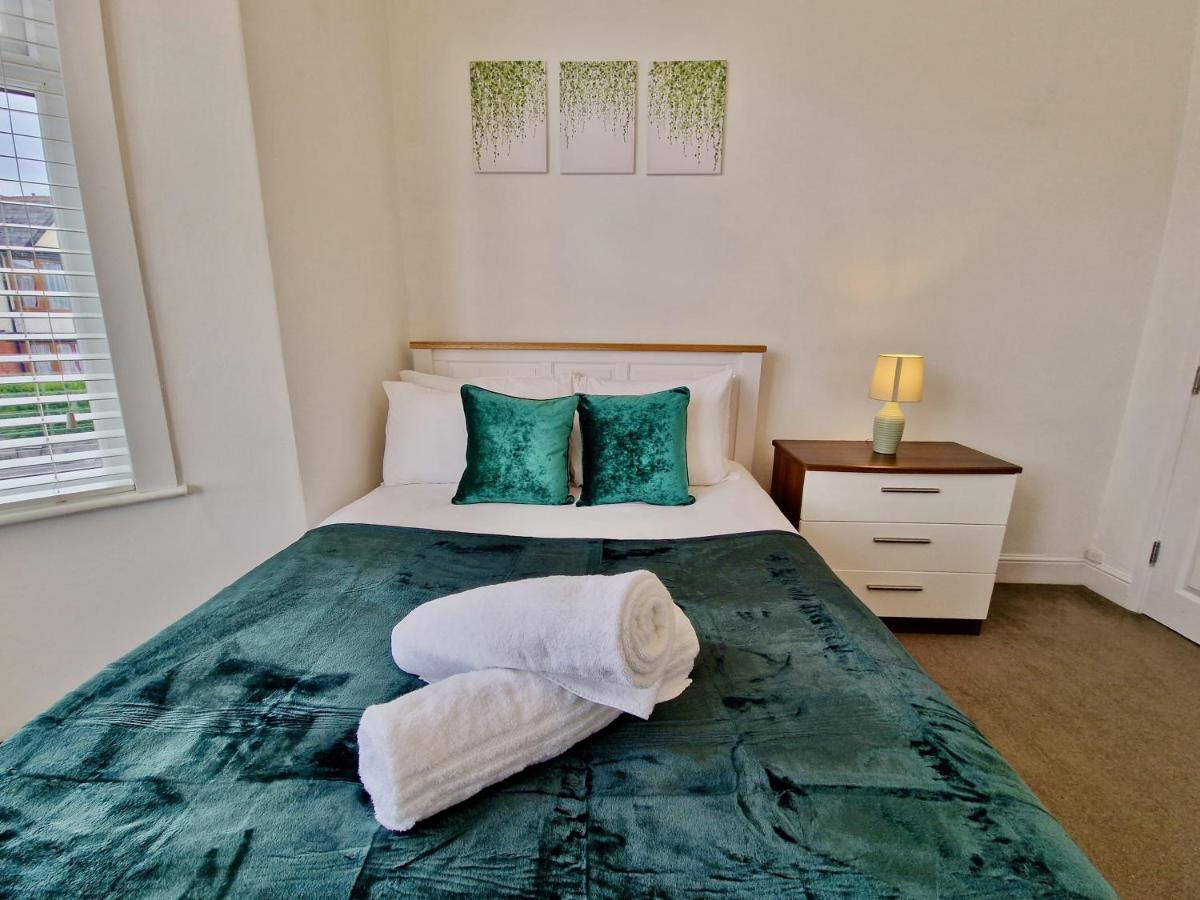 Incredible Private Rooms All With Private Bathrooms In A Fully Serviced House Next To City Centre With Free Parking 考文垂 外观 照片