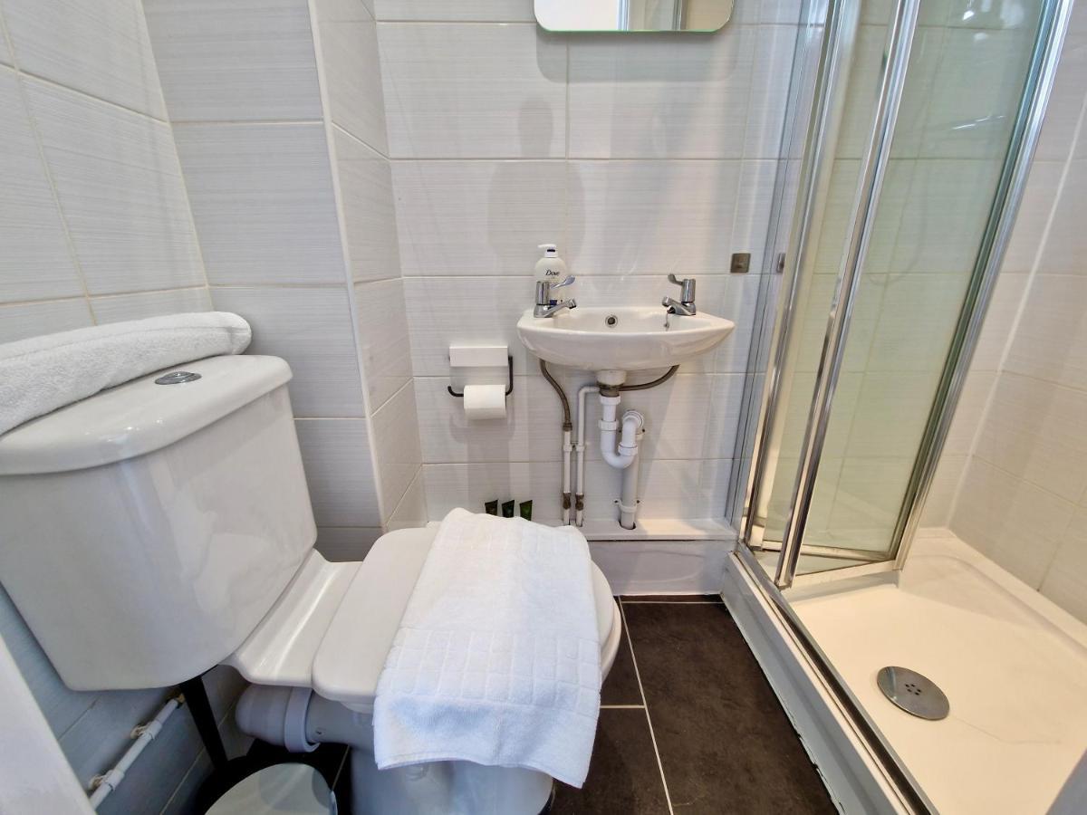 Incredible Private Rooms All With Private Bathrooms In A Fully Serviced House Next To City Centre With Free Parking 考文垂 外观 照片