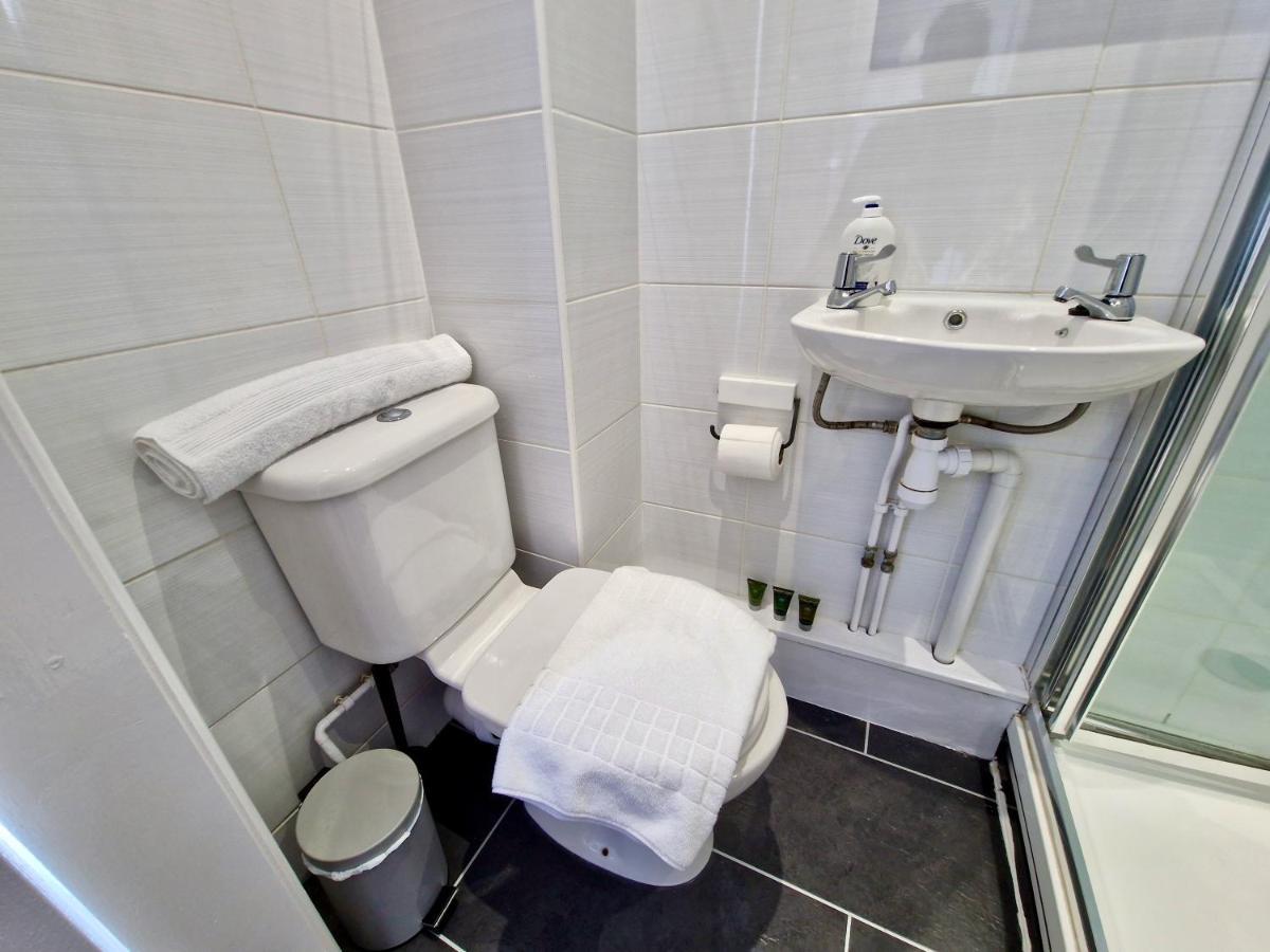 Incredible Private Rooms All With Private Bathrooms In A Fully Serviced House Next To City Centre With Free Parking 考文垂 外观 照片