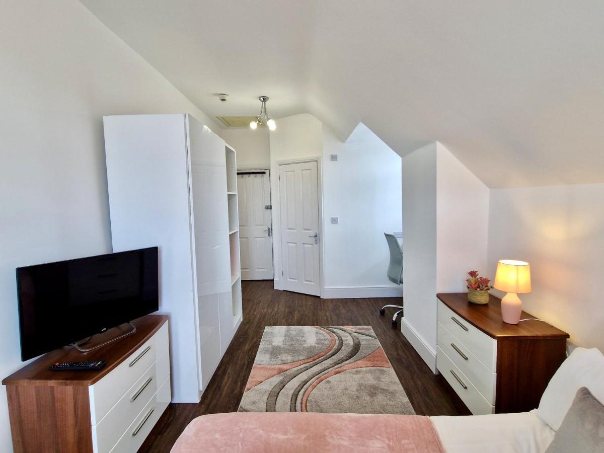 Incredible Private Rooms All With Private Bathrooms In A Fully Serviced House Next To City Centre With Free Parking 考文垂 外观 照片