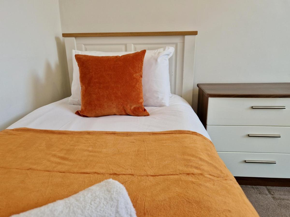 Incredible Private Rooms All With Private Bathrooms In A Fully Serviced House Next To City Centre With Free Parking 考文垂 外观 照片