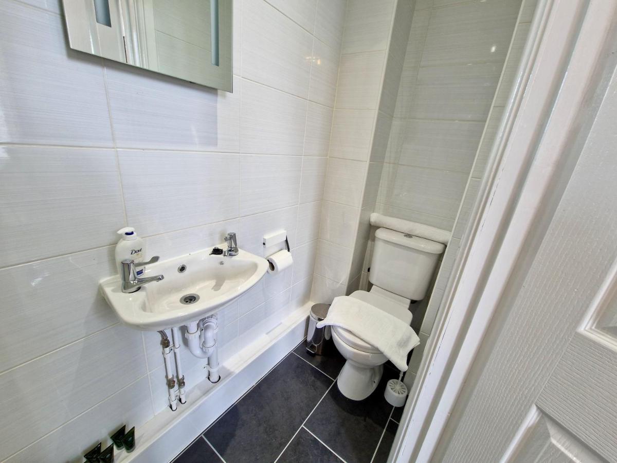 Incredible Private Rooms All With Private Bathrooms In A Fully Serviced House Next To City Centre With Free Parking 考文垂 外观 照片