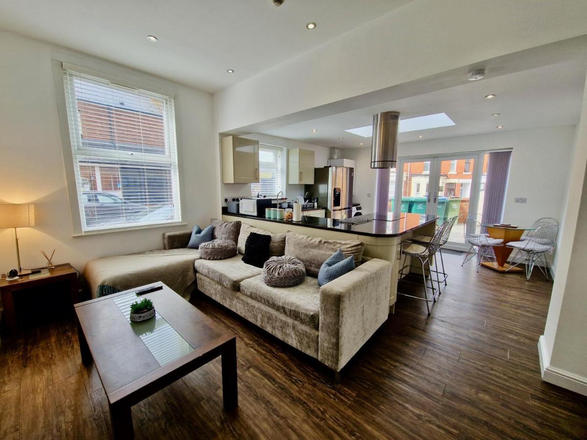 Incredible Private Rooms All With Private Bathrooms In A Fully Serviced House Next To City Centre With Free Parking 考文垂 外观 照片
