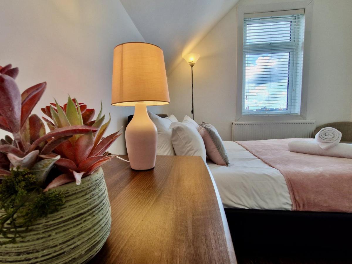 Incredible Private Rooms All With Private Bathrooms In A Fully Serviced House Next To City Centre With Free Parking 考文垂 外观 照片