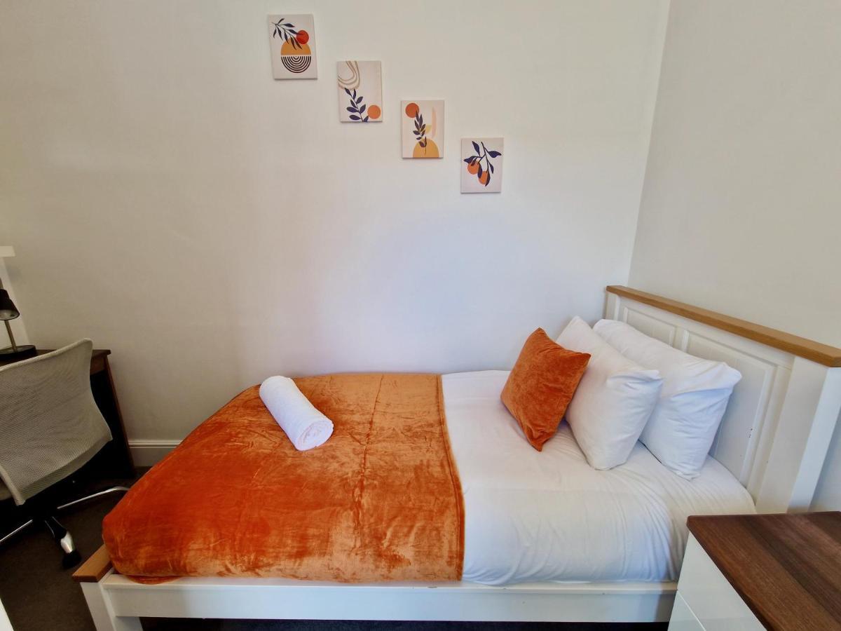 Incredible Private Rooms All With Private Bathrooms In A Fully Serviced House Next To City Centre With Free Parking 考文垂 外观 照片