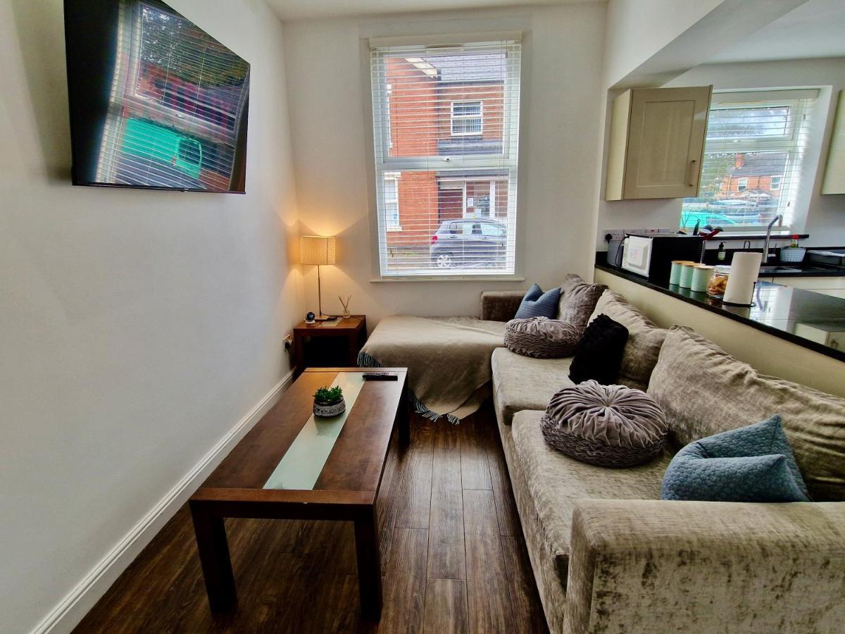 Incredible Private Rooms All With Private Bathrooms In A Fully Serviced House Next To City Centre With Free Parking 考文垂 外观 照片