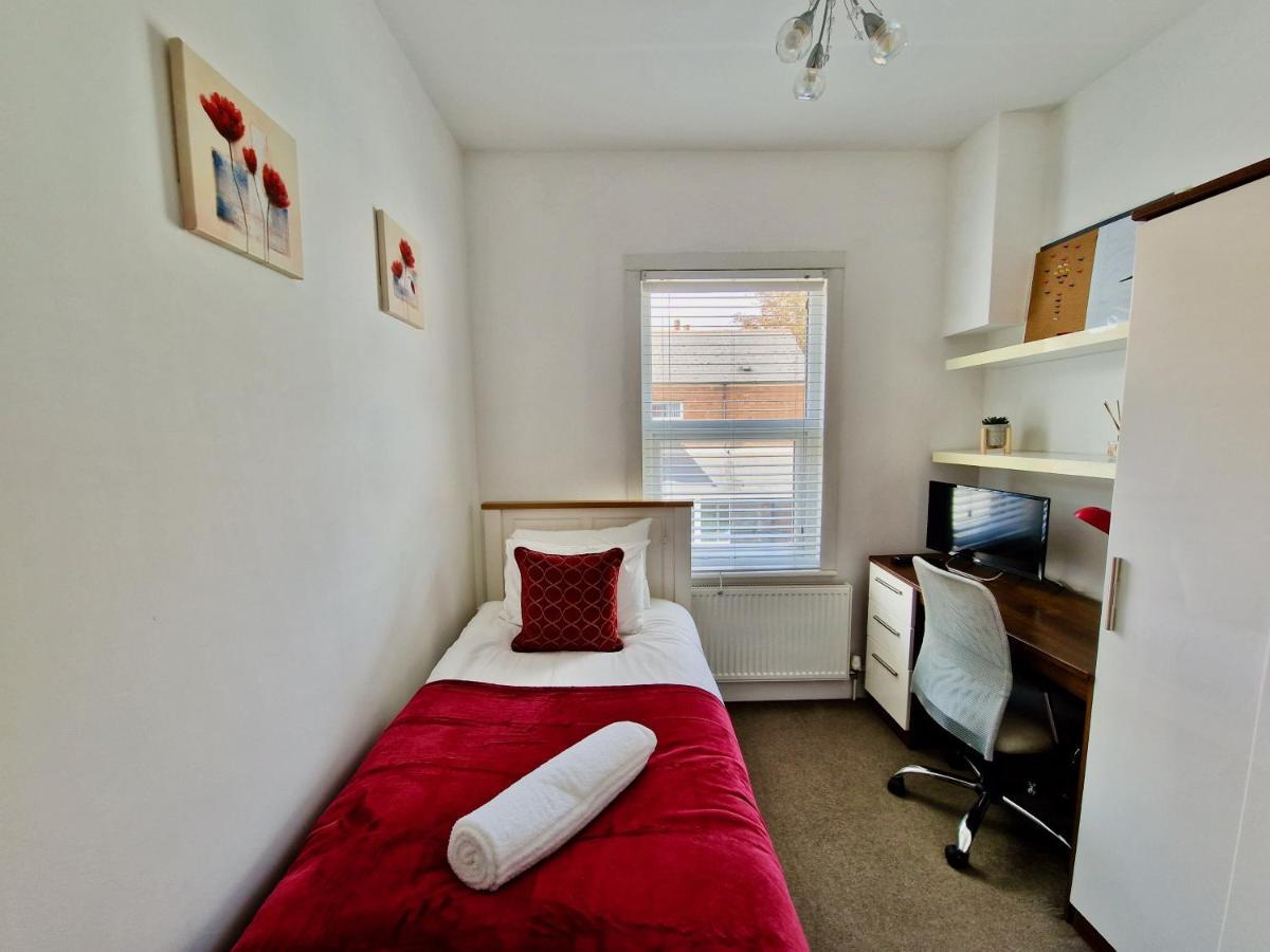 Incredible Private Rooms All With Private Bathrooms In A Fully Serviced House Next To City Centre With Free Parking 考文垂 外观 照片