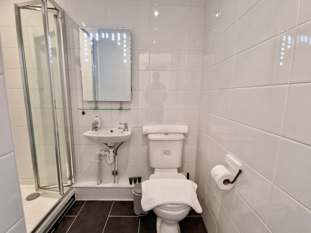 Incredible Private Rooms All With Private Bathrooms In A Fully Serviced House Next To City Centre With Free Parking 考文垂 外观 照片
