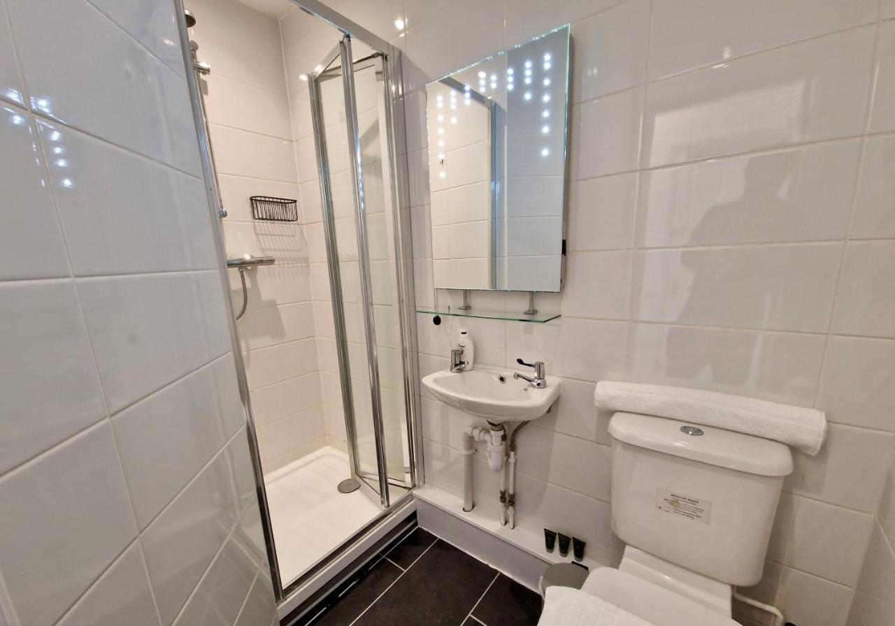 Incredible Private Rooms All With Private Bathrooms In A Fully Serviced House Next To City Centre With Free Parking 考文垂 外观 照片