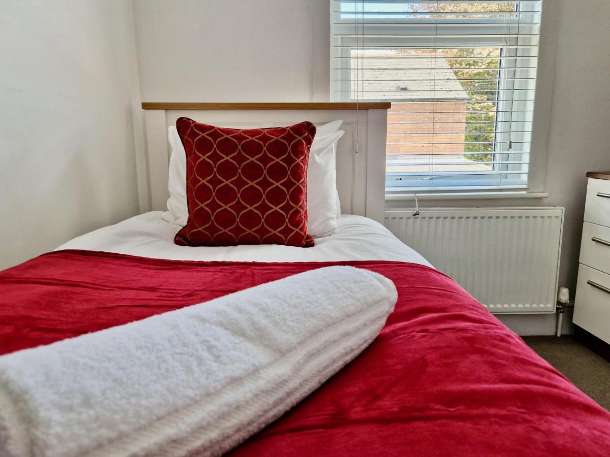 Incredible Private Rooms All With Private Bathrooms In A Fully Serviced House Next To City Centre With Free Parking 考文垂 外观 照片